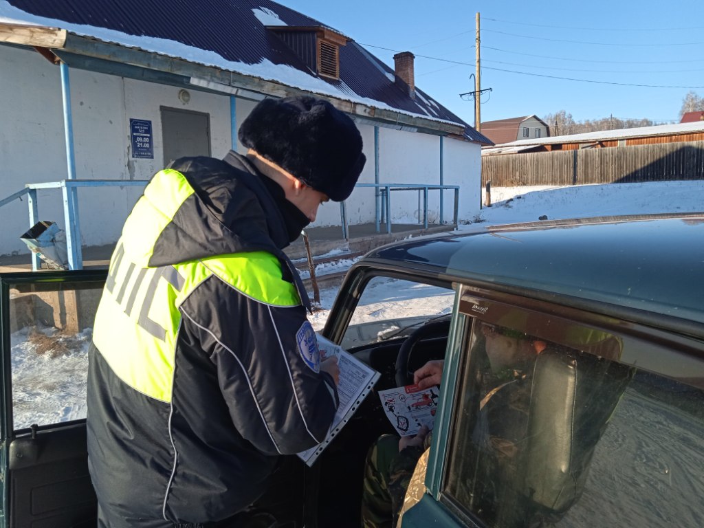 Автоинспекторы провели рейд по соблюдению правил перевозки детей.